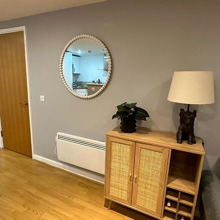 Modern City Centre Apartment In Swindon Kültér fotó