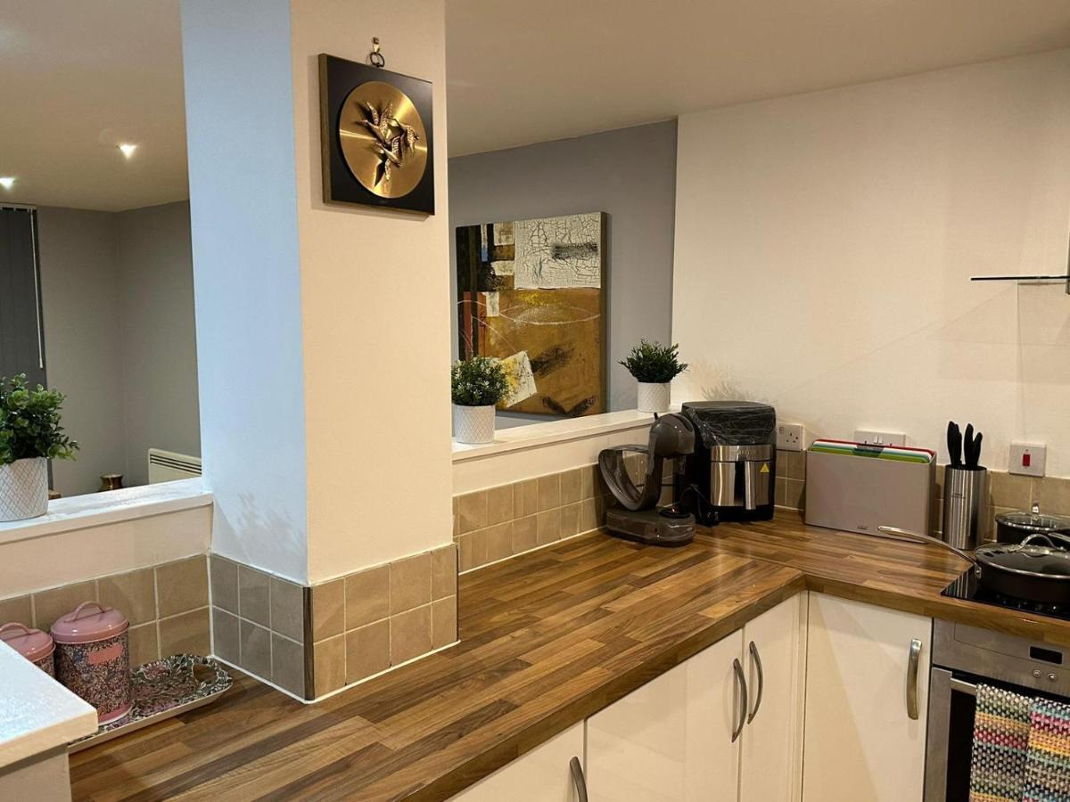 Modern City Centre Apartment In Swindon Kültér fotó