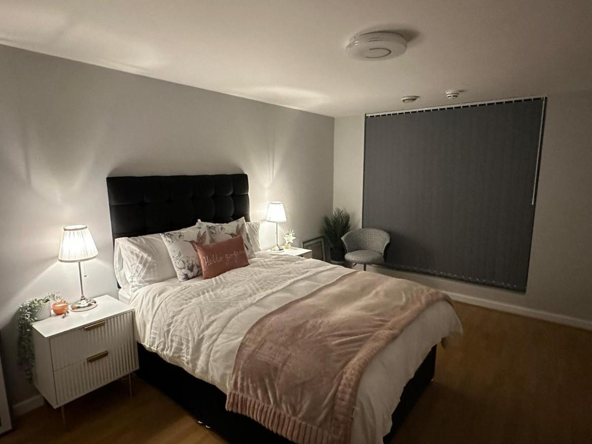Modern City Centre Apartment In Swindon Kültér fotó