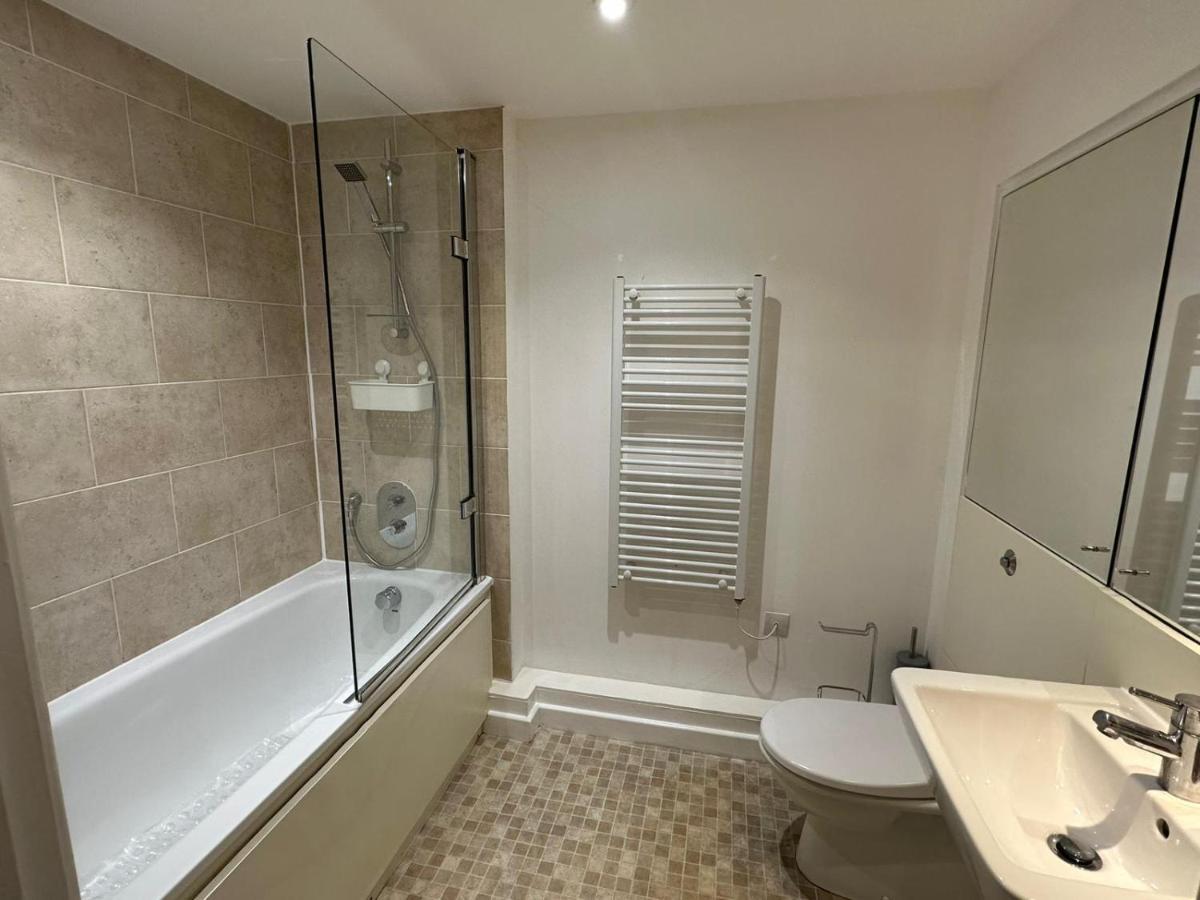 Modern City Centre Apartment In Swindon Kültér fotó