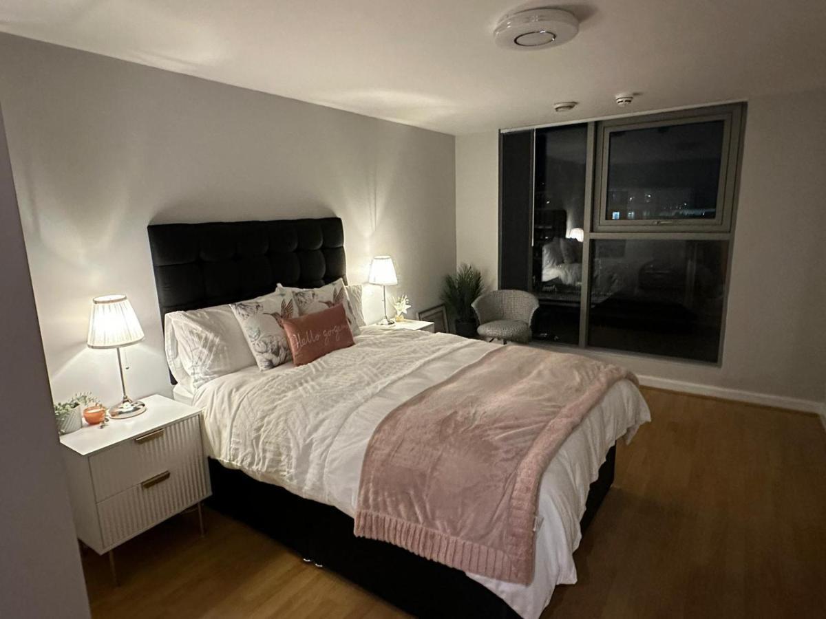 Modern City Centre Apartment In Swindon Kültér fotó
