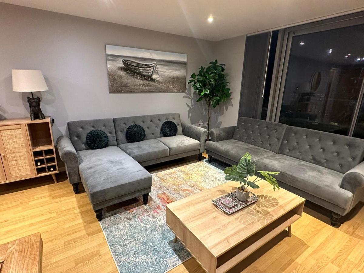 Modern City Centre Apartment In Swindon Kültér fotó