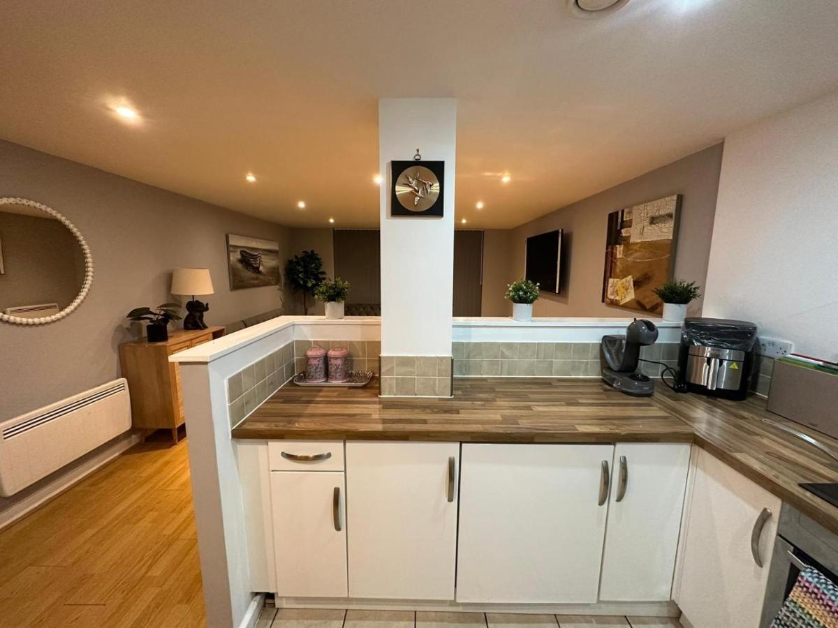 Modern City Centre Apartment In Swindon Kültér fotó