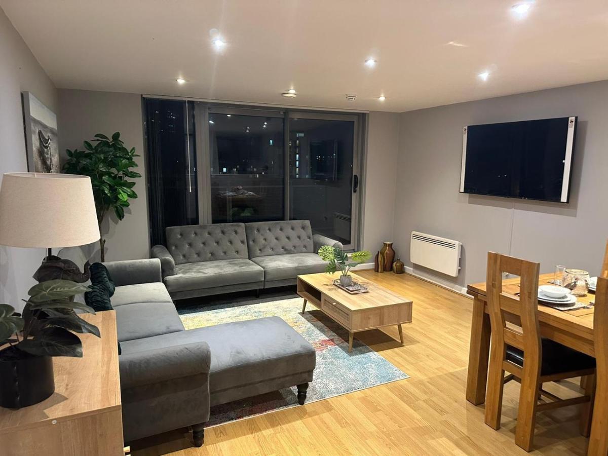 Modern City Centre Apartment In Swindon Kültér fotó