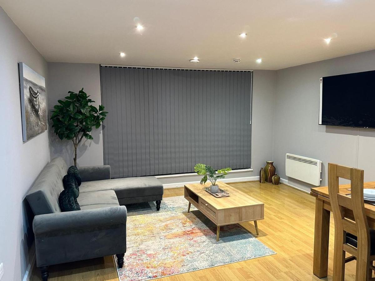 Modern City Centre Apartment In Swindon Kültér fotó